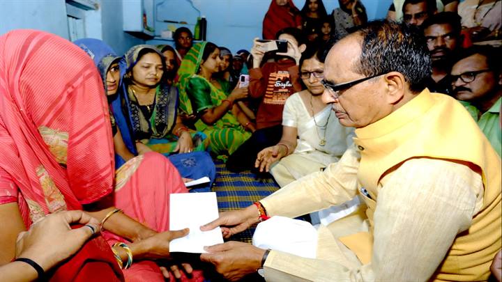 मुख्यमंत्री श्री चौहान ने धार में मृतकों के परिजन को ढाँढस बंधाया और शोक संवेदना व्यक्त की